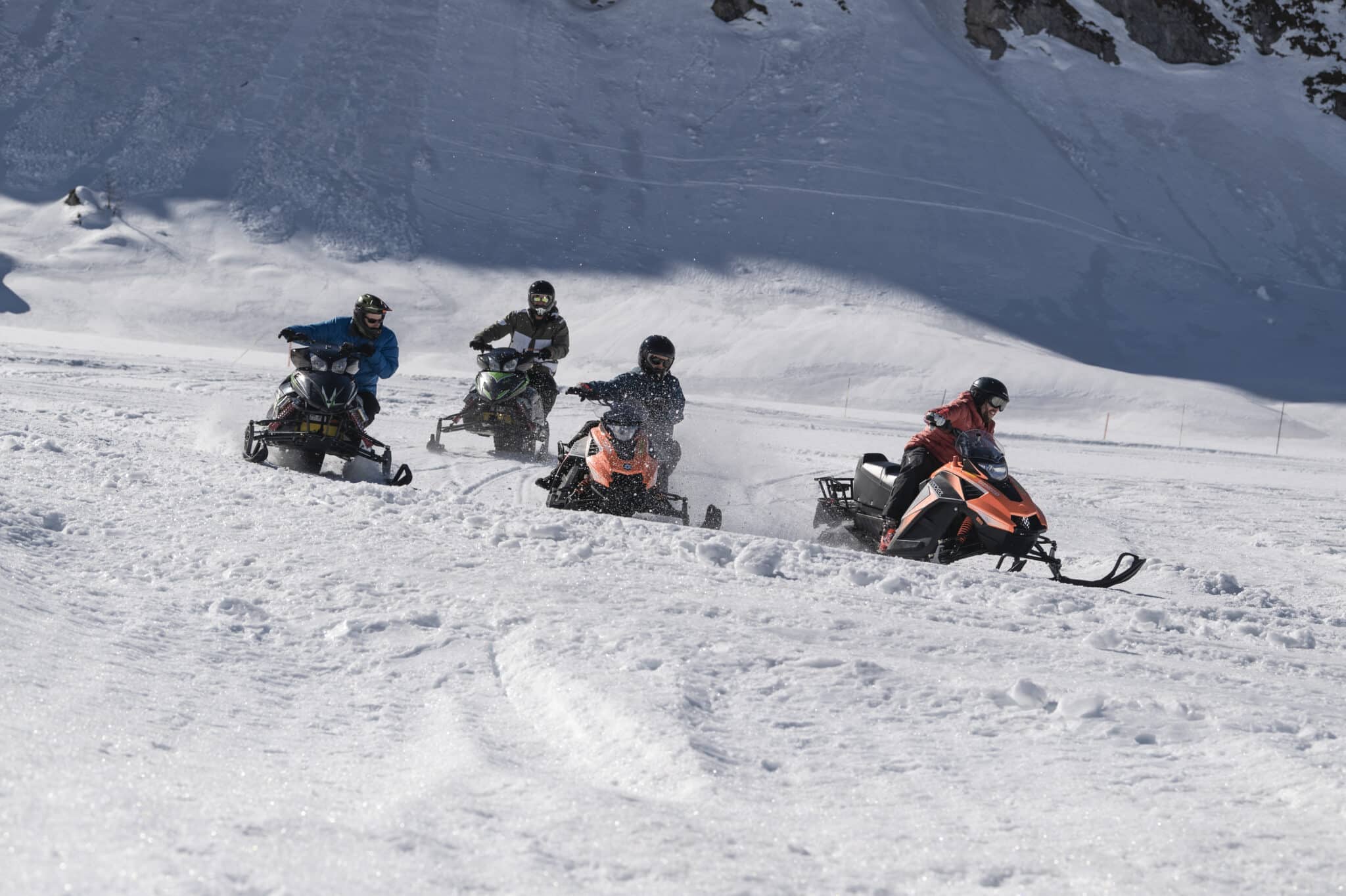 Schneemobilfahren im Gebirge mit Schneebedeckung.