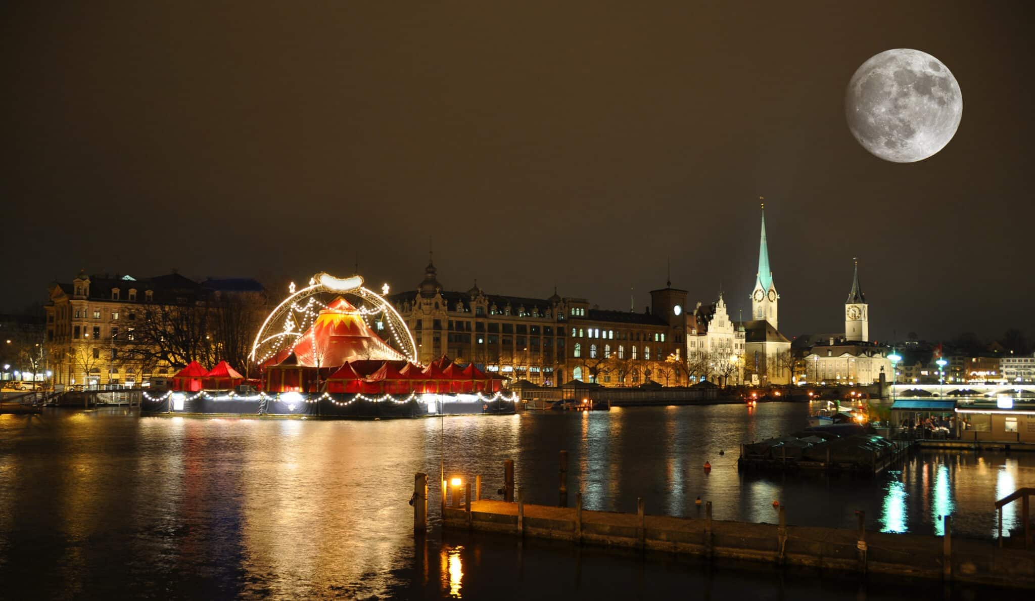 Zürich bei Nacht mit Mond und beleuchtetem Riesenrad.