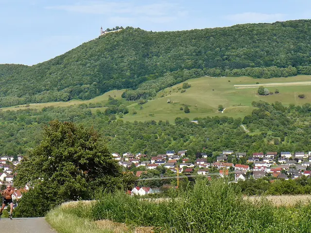 Blick über Owen auf die Burg Teck